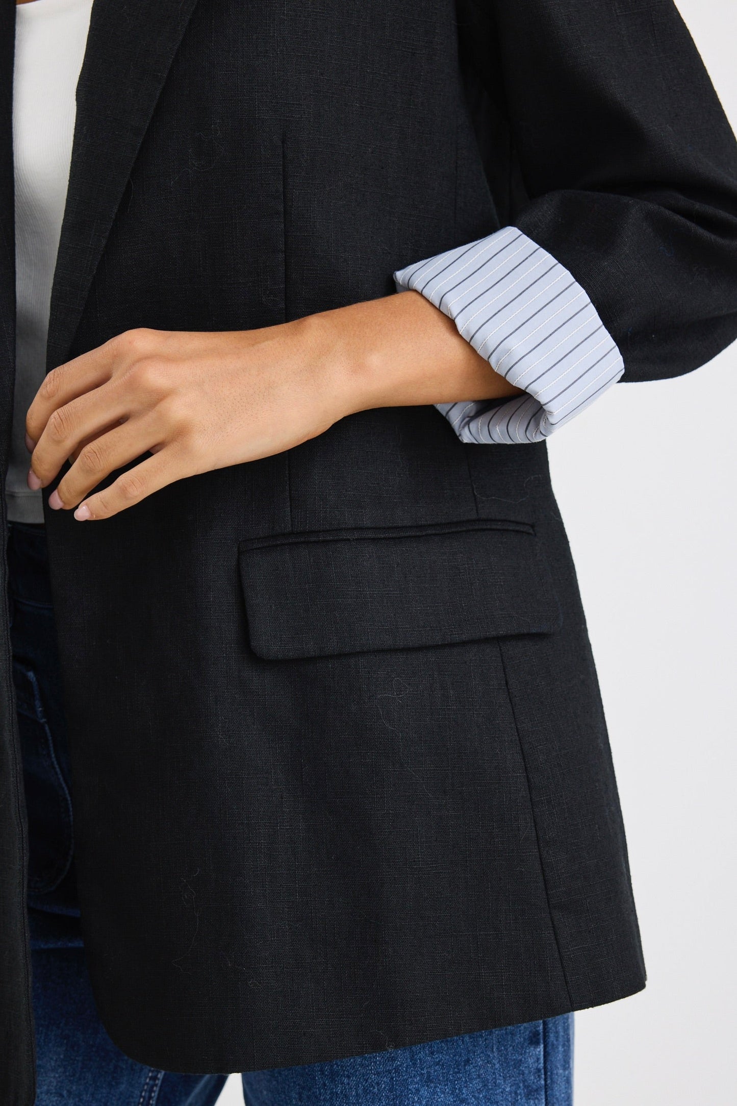 model wears a black linen blazer with blue stripe lining
col_pattern